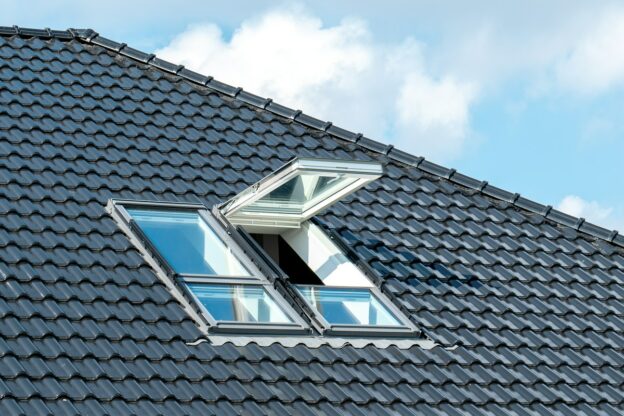 Zalety i wady różnych mechanizmów otwierania okien dachowych